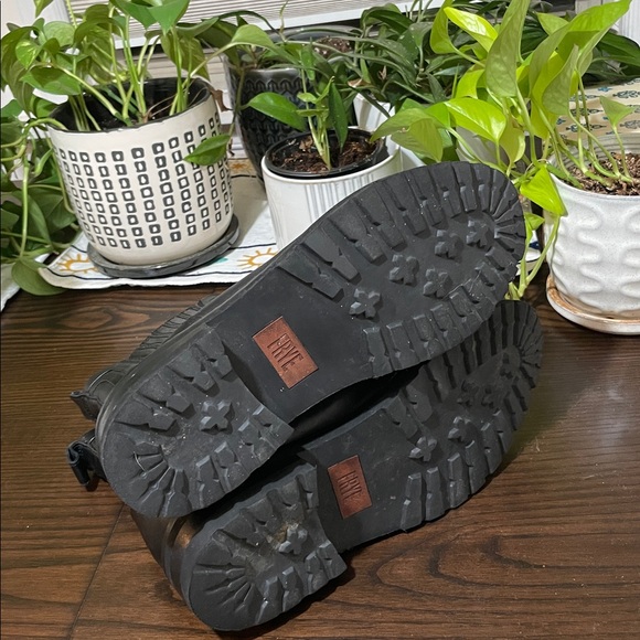 FRYE Black Leather Ella Moto Chelsea Boots. Great used condition. W7.5 - Picture 5 of 7